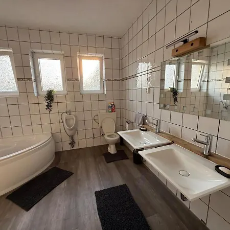 דירה Cozy Living In With Chesterfield Flair