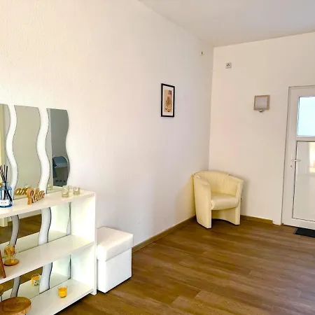 דירה Cozy Living In With Chesterfield Flair